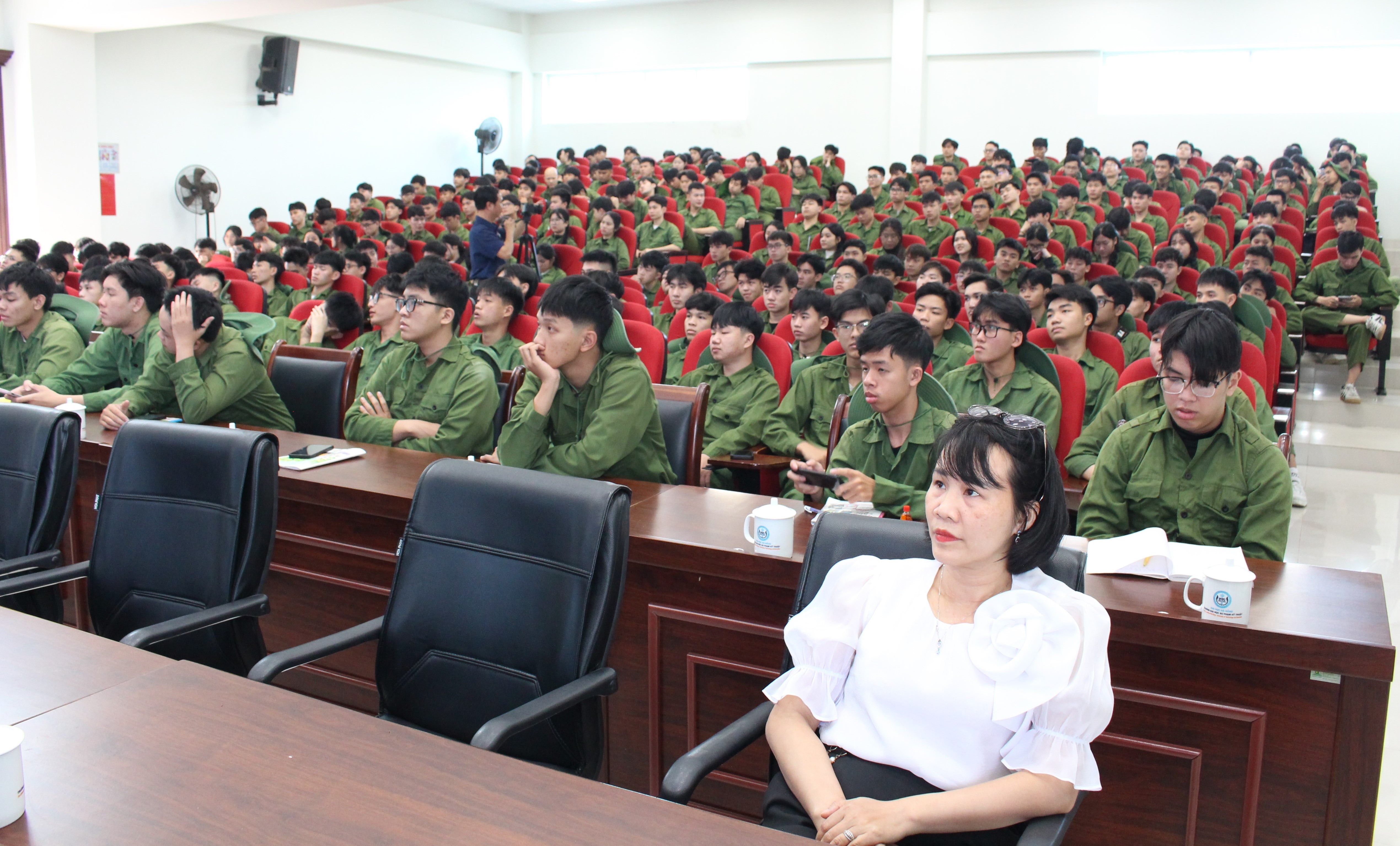 UD-UTE: Sinh viên năm nhất tiếp cận trí tuệ nhân tạo một cách bài bản và có trách nhiệm